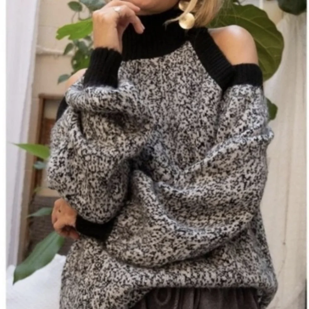 Women's POL Cold Shoulder Turtleneck Sweater Size Small Grey Black NWT - Picture 2 of 12